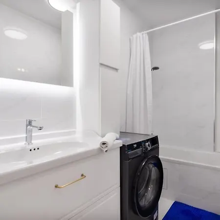 Cozy & Comfortable 2br For 6 Guests In Near Metro *